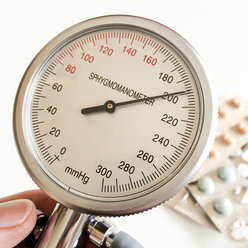 Blutdruckmessgerät mit Tabletten im Hintergrund, Freiburg, Deutschland - DRF000619