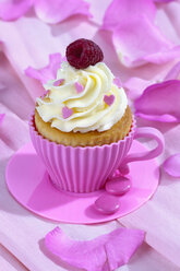 Backform in Form einer Tasse mit dekoriertem Cupcake auf rosa Krepppapier - CSF021165