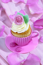 Backform in Form einer Tasse mit dekoriertem Cupcake auf rosa Krepppapier - CSF021166