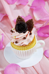 Backform in Form einer Tasse mit dekoriertem Cupcake auf rosa Krepppapier - CSF021167