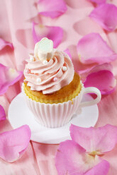 Backform in Form einer Tasse mit dekoriertem Cupcake auf rosa Krepppapier - CSF021171