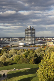 Deutschland, Bayern, München, Blick auf BMW Welt und Olympiapark - CSF021186