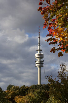 Deutschland, Bayern, München, Olympiaturm im Herbst - CSF021187