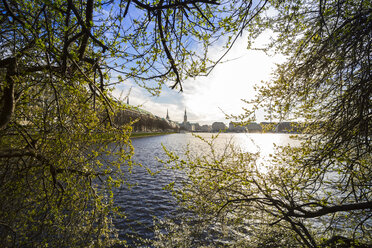 Deutschland, Hamburg, Binnenalster im Frühling - KRPF000401