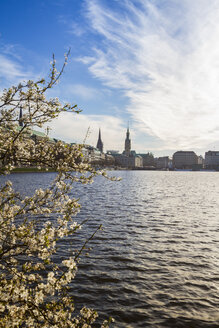 Deutschland, Hamburg, Binnenalster im Frühling - KRPF000402