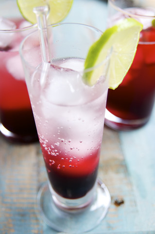 Holunderschorle mit Holundersirup und Mineralwasser, lizenzfreies Stockfoto