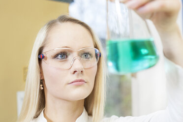 Porträt einer Wissenschaftlerin in einem chemischen Labor - NAF000004