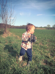 Kleinkind Junge mit Fernglas, Sangerhausen, Deutschland - ABAF001293