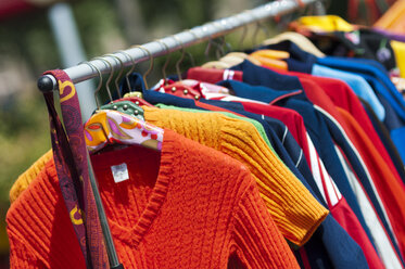 Niederlande, Flevoland, Almere, Bunte Second-Hand-Kleidung an einem Kleiderständer auf einem Markt - HAWF000043