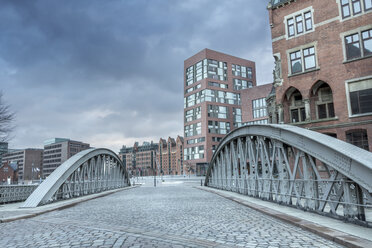 Deutschland, Hamburg, Brücke an der Grenze zwischen der historischen Speicherstadt und dem neuen Stadtentwicklungsgebiet HafenCity - NK000079