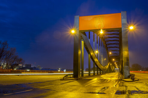 Germany, Hamburg, emblem of the city of hamburg, bridge during twilight hour - NK000082