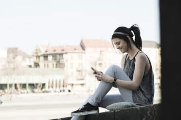 Junge Frau mit Smartphone - UUF000160