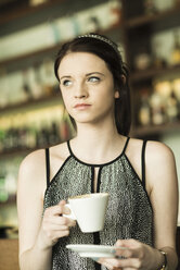 Porträt einer jungen Frau im Cafe - UUF000074