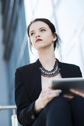 Porträt einer jungen Geschäftsfrau mit Tablet-Computer - UUF000140