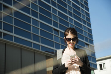 Portrait of young business woman using smartphone - UUF000142