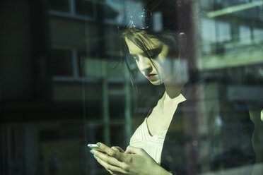 Portrait of young business woman using smartphone - UUF000148