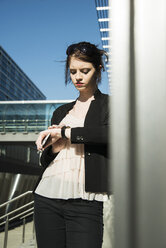 Portrait of young business woman waiting - UUF000082