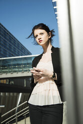 Portrait of young business woman waiting - UUF000149