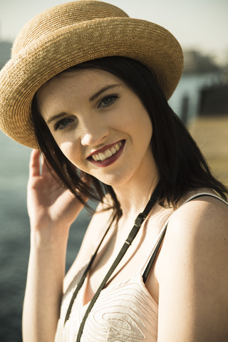Porträt einer jungen Frau mit Sommerhut, lizenzfreies Stockfoto