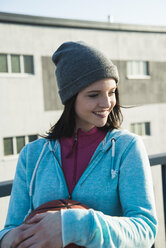 Portrait of smiling young sportswoman - UUF000099