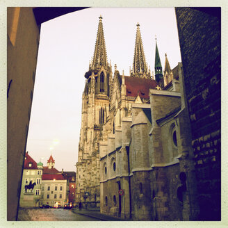 Blick durch den Strebepfeiler des Raemerturms auf den Regensburger Dom, Regensburg, Bayern, Deutschland, UNESCO-Welterbe - MSF003577