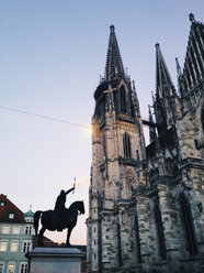 Regensburger Dom St. Peter, Reiterfigur von König Ludwig von Bayern auf dem Domplatz, Regensburg, Bayern, Deutschland, UNESCO-Welterbe - MSF003580