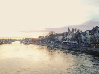 Blick von der Steinbrücke über die Donau und die Stadt Regensburg, Bayern, Deutschland - MSF003591