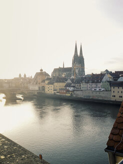 Blick von der Steinbrücke über die Donau und die Stadt Regensburg, Bayern, Deutschland - MSF003593