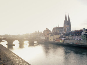 Blick von der Steinbrücke über die Donau und die Stadt Regensburg, Bayern, Deutschland - MSF003594