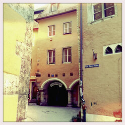 Rote-Hähne-Gasse in der Altstadt von Regensburg, Regensburg, Bayern, Deutschland, UNESCO-Welterbe - MSF003600