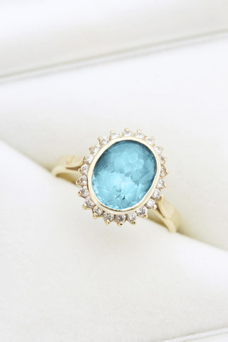 Goldring mit blauem Topas und Diamanten in Schmuckschatulle, lizenzfreies Stockfoto