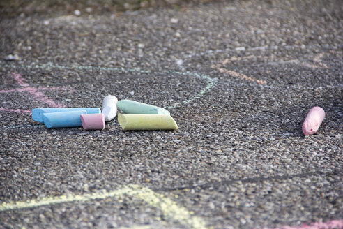 Farbige Buntstifte auf Asphalt liegend, Nahaufnahme - YFF000085
