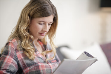 Portrait of woman reading a magazine - NNF000001