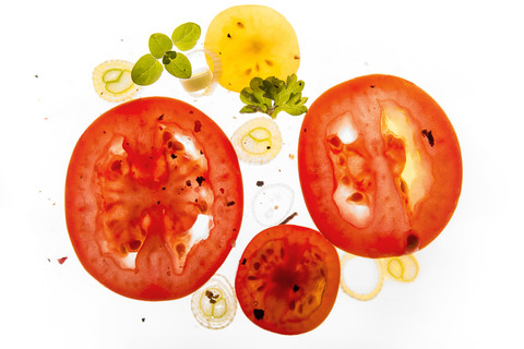 Tomatensalat mit Frühlingszwiebeln, Kräutern, Olivenöl, Salz, Pfeffer und Petersilie, lizenzfreies Stockfoto