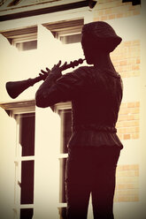 Germany, Lower Saxony, Hameln, Statue Pied Piper of Hamelin - HOHF000638