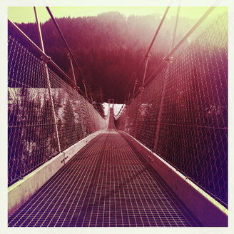 Hängebrücke in den Schweizer Alpen, Waadt, Schweiz - MSF003615
