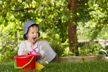 Kleinkind spielt mit Sandkasten Spielzeug im Garten - LVF000990