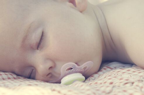 Schlafendes kleines Mädchen mit Schnuller - LVF000989