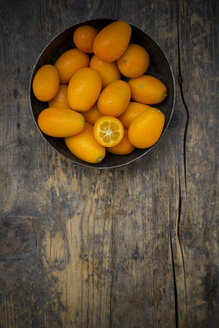 Schale mit Kumquats auf Holztisch - LVF000982