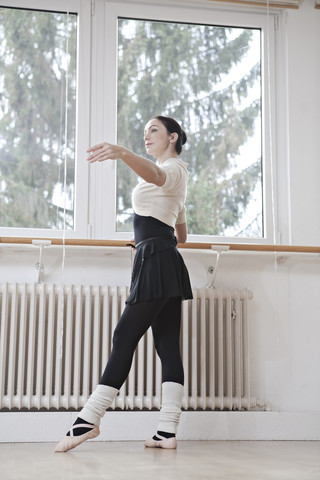 Balletttänzerin bei einer Probe, lizenzfreies Stockfoto