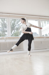 Balletttänzerin bei einer Probe - VTF000195