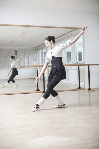 Balletttänzerin bei einer Probe, lizenzfreies Stockfoto