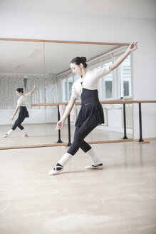 Ballet dancer at a rehearsal - VTF000194