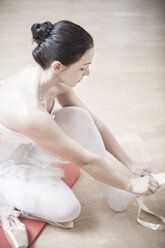 Balletttänzerin beim Anziehen der Zehenschuhe - VTF000193
