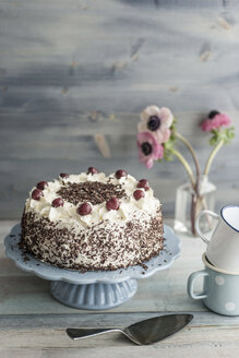 Schwarzwälder Kirschtorte auf blauem Tortenständer vor grauem Hintergrund - IPF000096