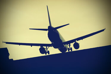 Flugzeug über Dach im Anflug auf den Flughafen Berlin Tegel, Deutschland - HOHF000642