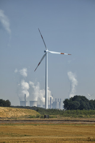 Deutschland, Nordrhein-Westfalen, Windkraftanlage vor einem Braunkohlekraftwerk, lizenzfreies Stockfoto