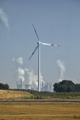 Deutschland, Nordrhein-Westfalen, Windkraftanlage vor einem Braunkohlekraftwerk - RDF001257