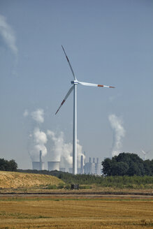 Deutschland, Nordrhein-Westfalen, Windkraftanlage vor einem Braunkohlekraftwerk - RDF001257