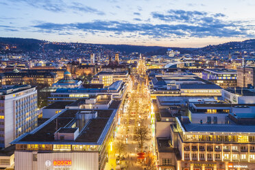 Deutschland, Baden-Württemberg, Stuttgart, Königstraße, blaue Stunde - WDF002450